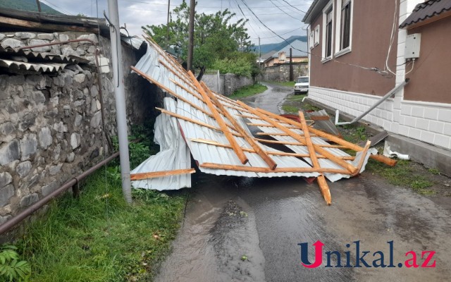 Qaxda külək evin damını uçurdu- FOTOLAR Qaxda külək evin damını uçurdu- FOTOLAR
